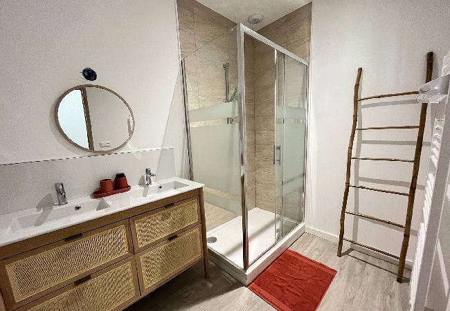 Shower, vanity unit, mirror 
