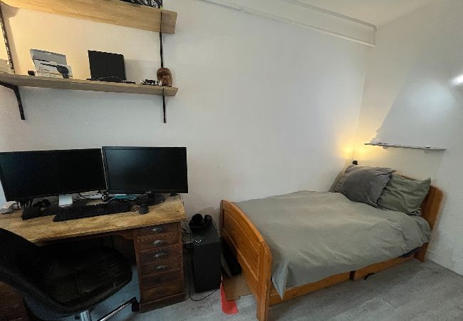 Bedroom area, single bed, desk 