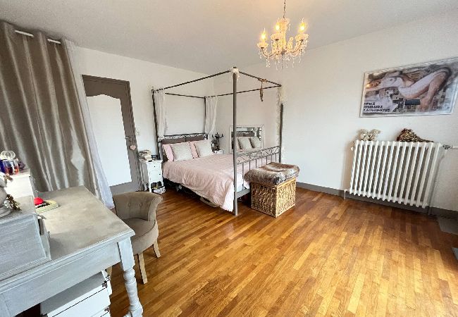 Sleeping area with double bed, dressing table and dressing room. 
