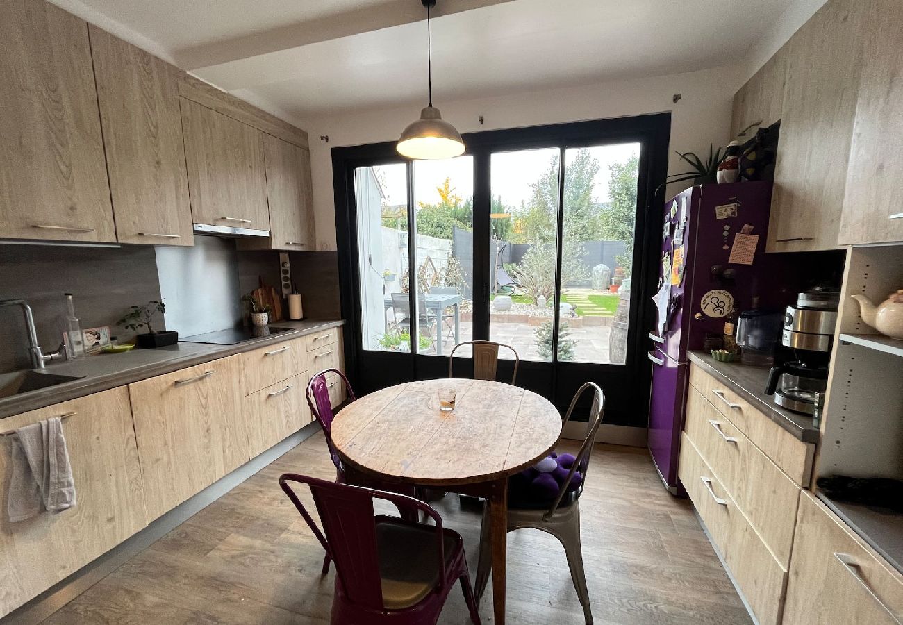 Fully equipped kitchen: coffee machine, dishwasher, microwave....