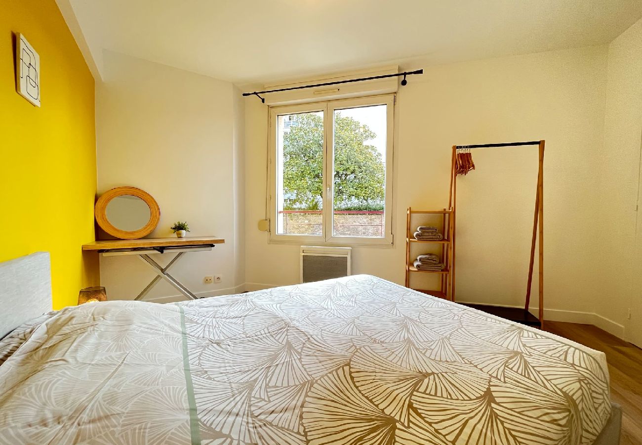 Bedroom, double bed, wardrobe 