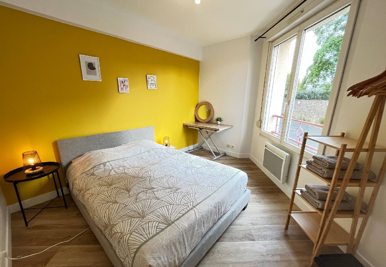 Bedroom, double bed, wardrobe 