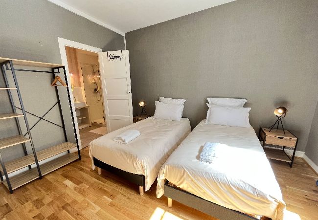 Bedroom, single bed, en-suite shower room 