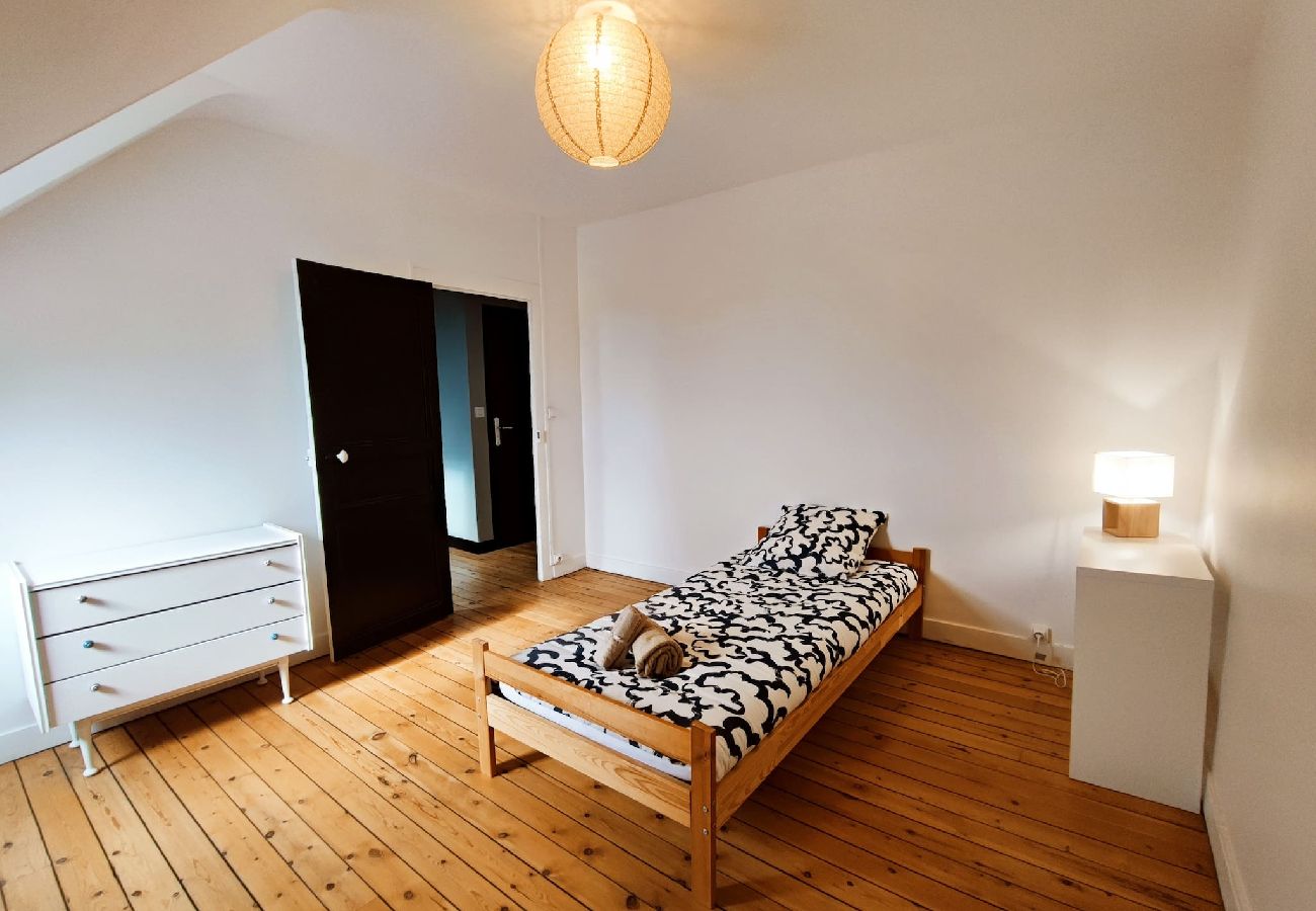 Bedroom, single bed, chest of drawers