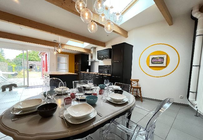 Fully equipped kitchen, dining room 