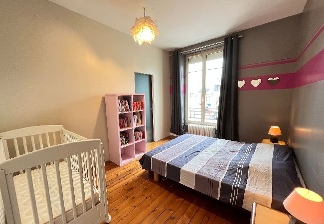 Bedroom, double bed, cot, books