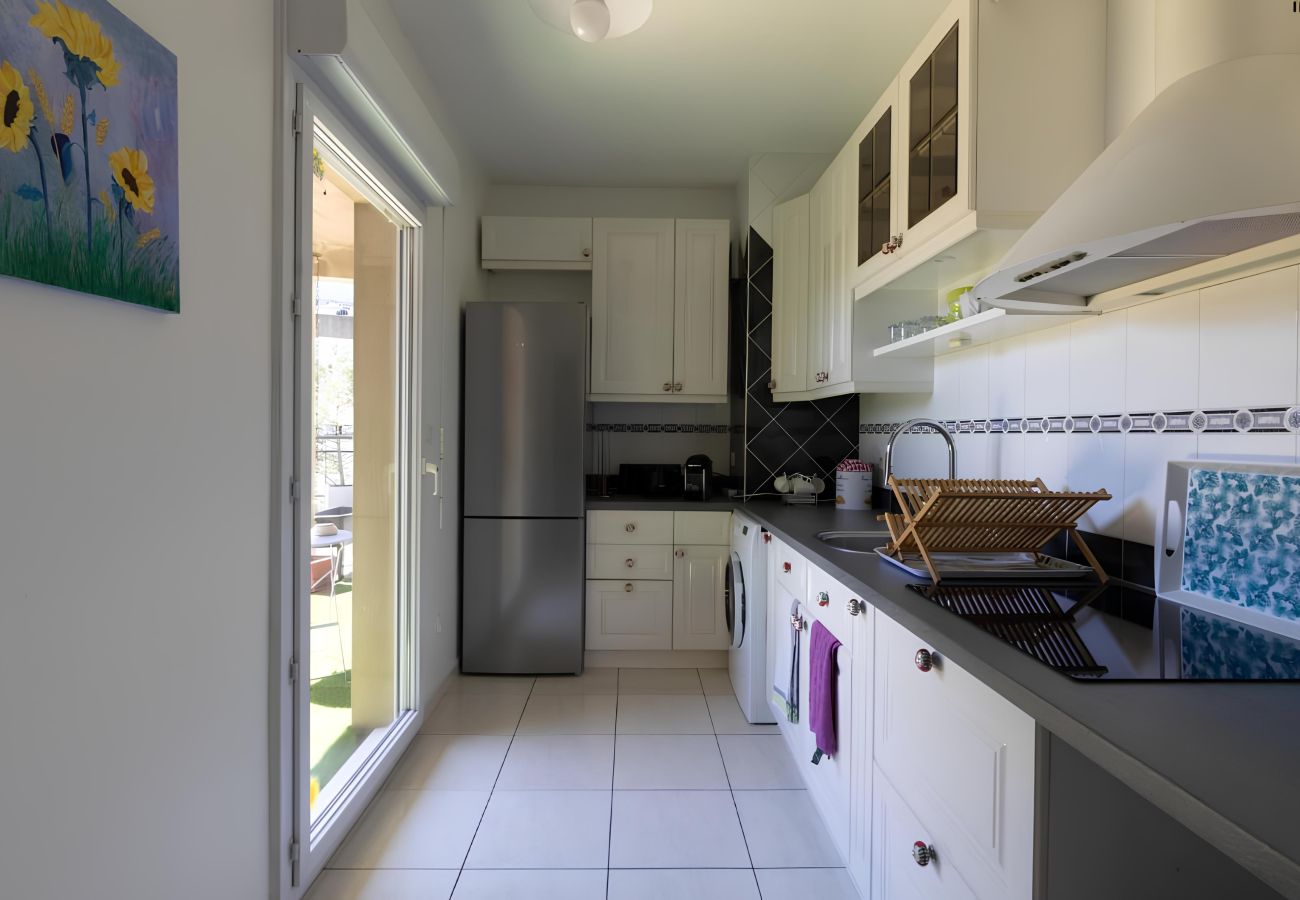 Kitchen, terrace access 