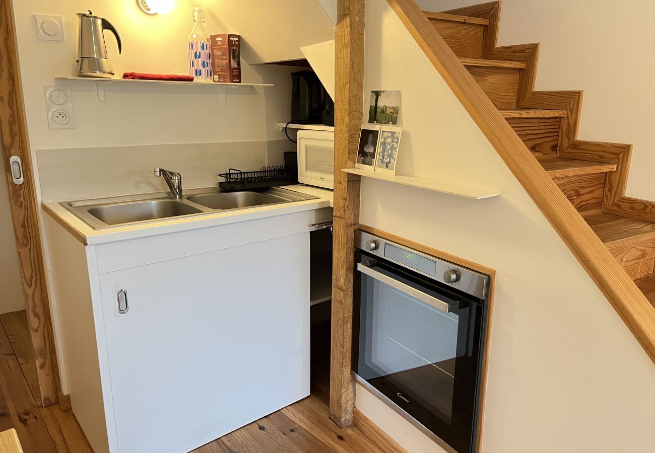 Fully-equipped kitchen: coffee machine, toaster, kettle, etc.