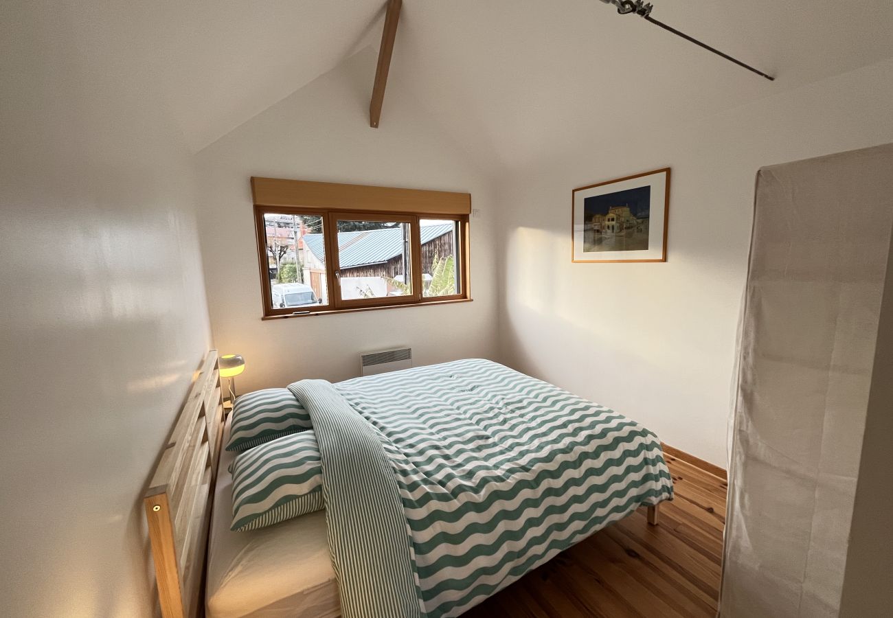 Sleeping area, double bed, storage space 