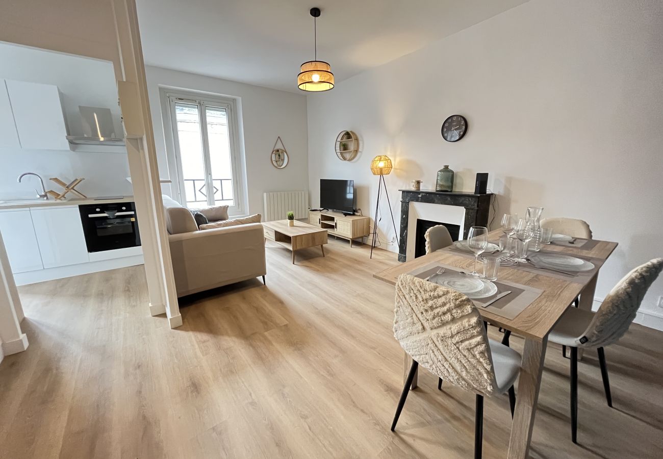 Living room, sitting room, dining room