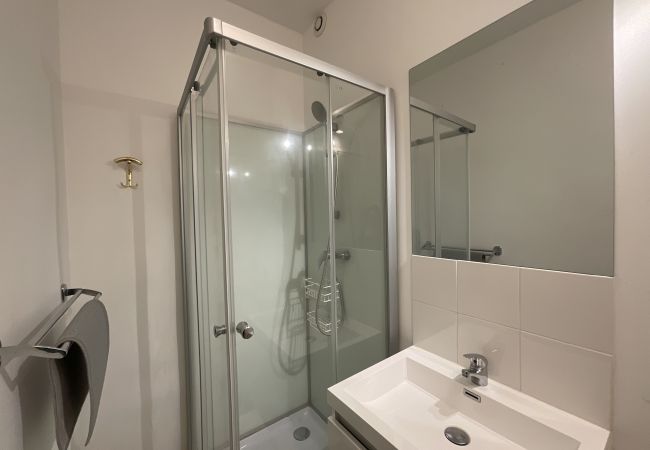 Shower, vanity unit, mirror 