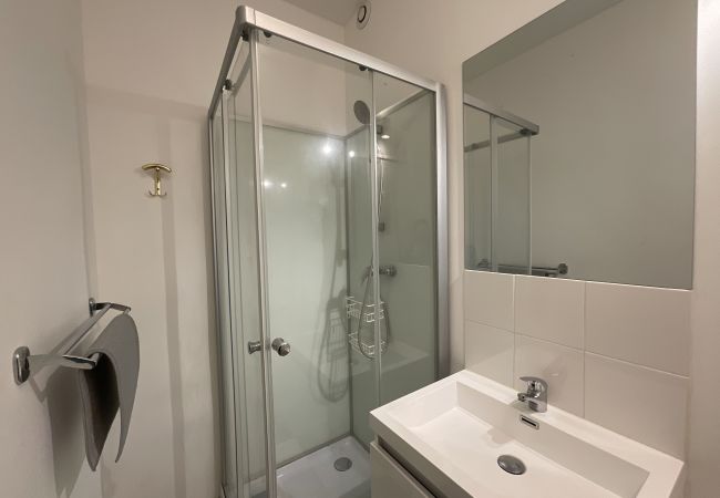 Shower room, shower, vanity unit 