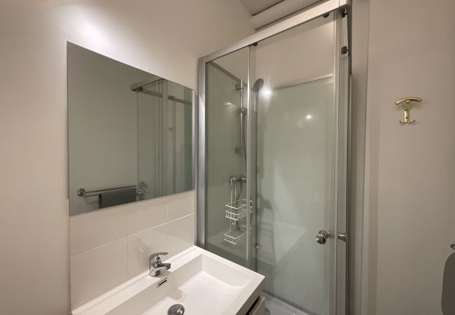 Shower, vanity unit 