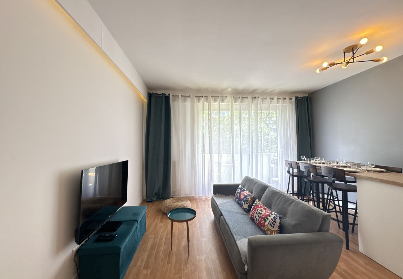 Living room, TV, sofa 