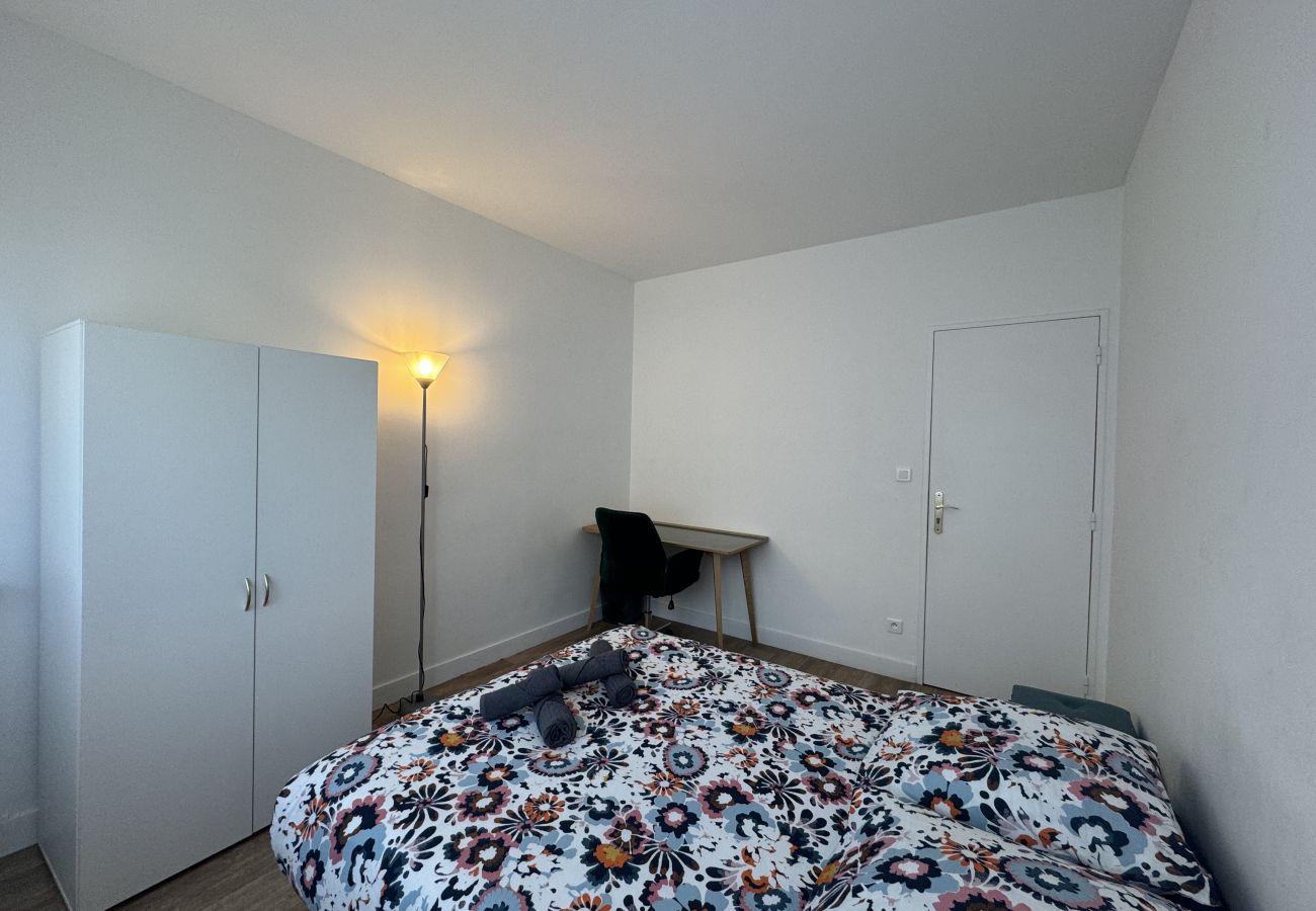 Bedroom 3, double bed, desk 