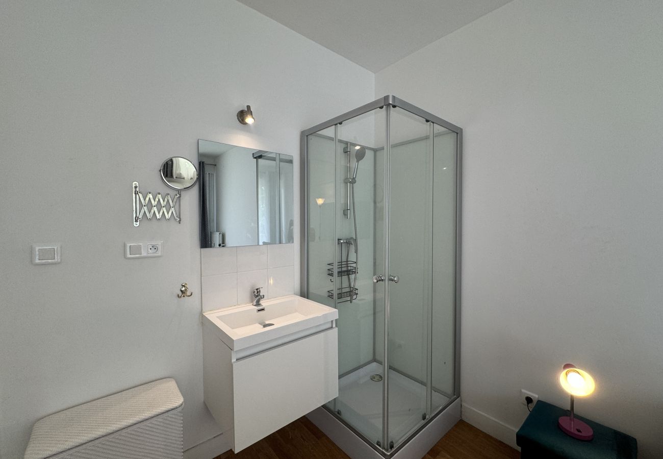Shower room, shower, vanity unit