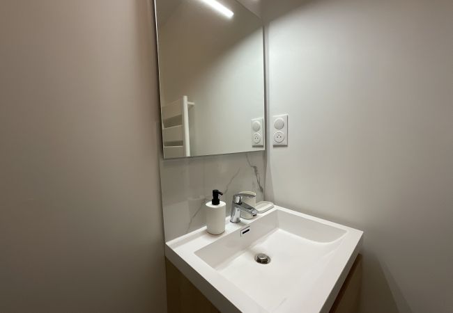 Shower room, shower, vanity unit