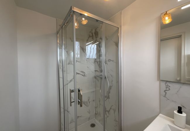 En-suite shower room, shower, vanity unit 