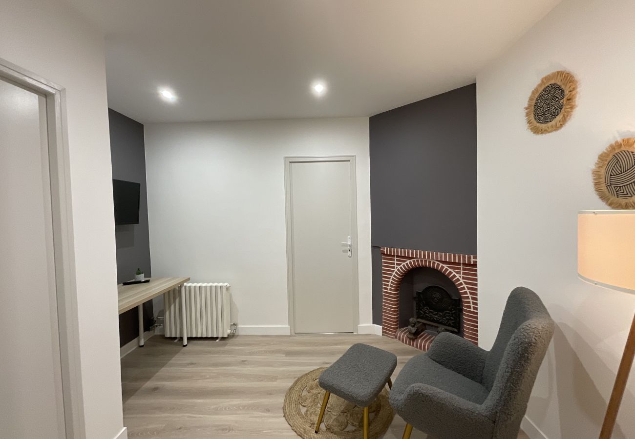 Relaxation area, television, desk