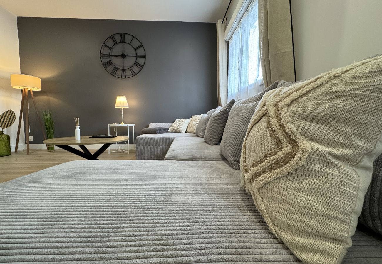 Living room, sofa, TV 