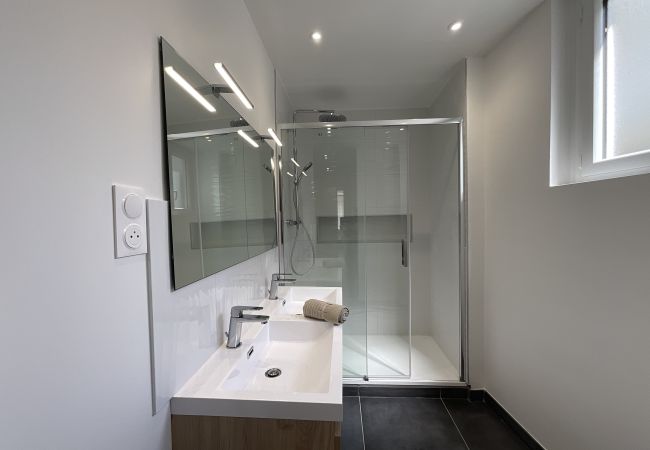 Shower room, vanity unit, washing machine