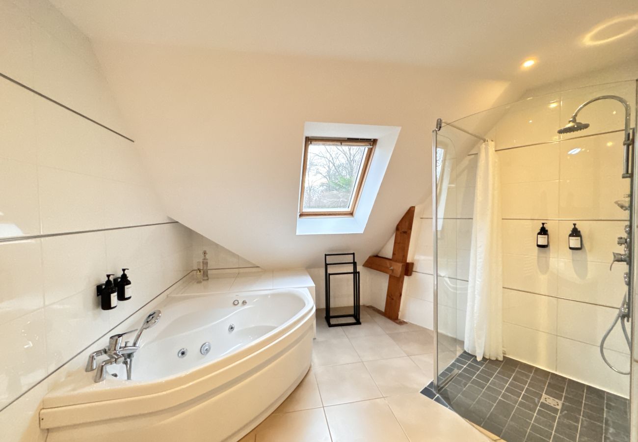 Jetted bath and shower.