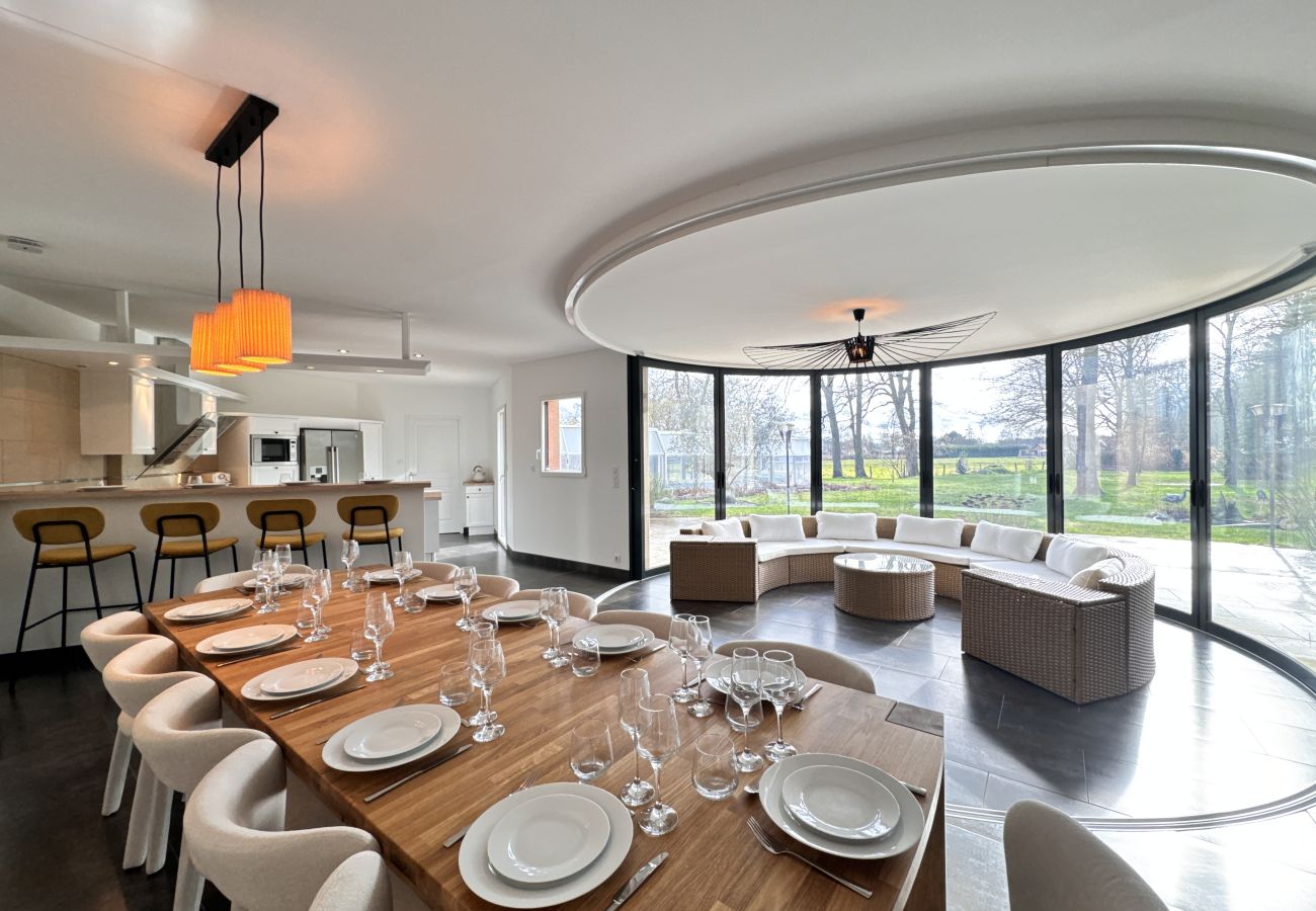 Dining room and lounge. 
