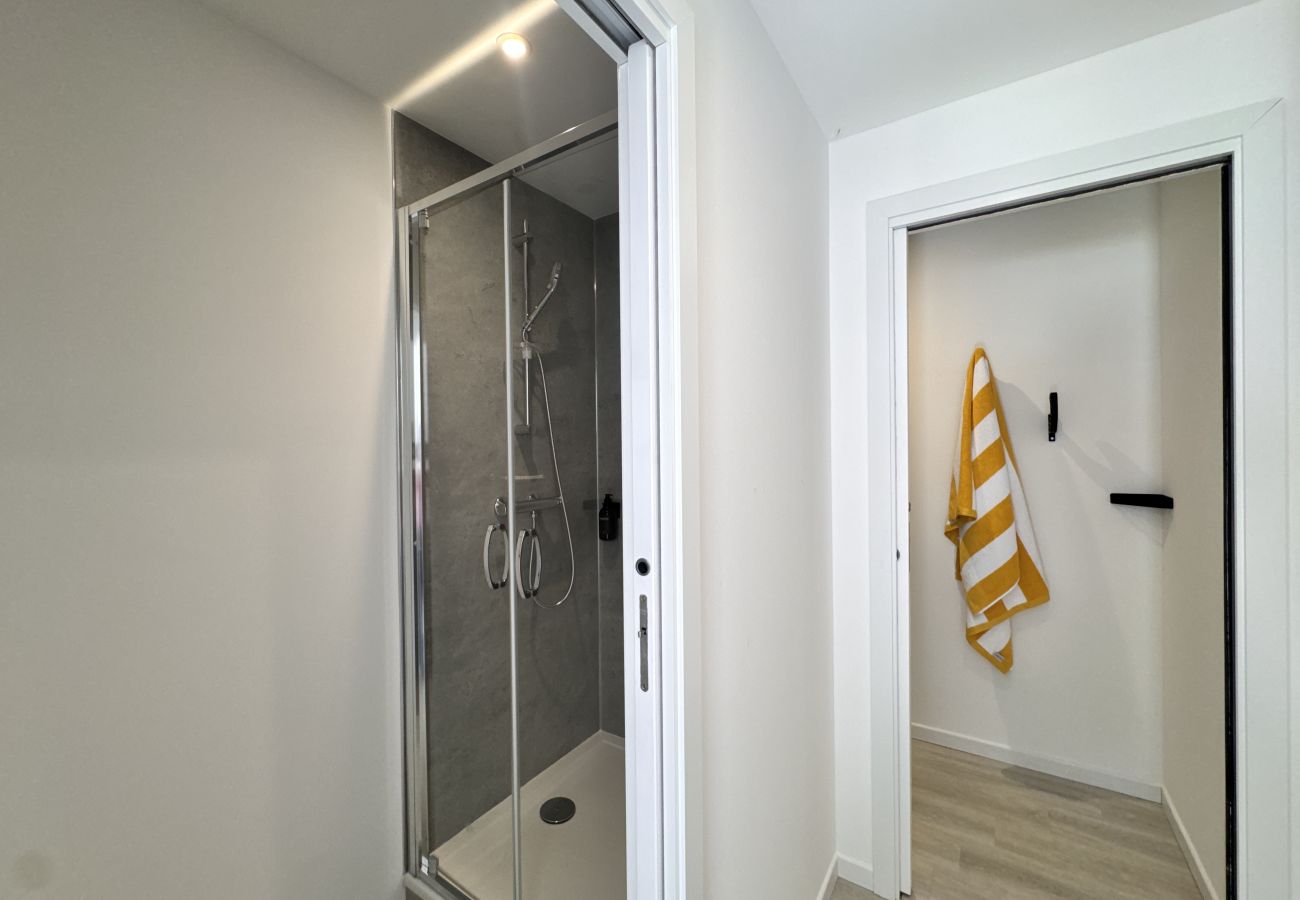 2 showers, toilet and washbasin unit.