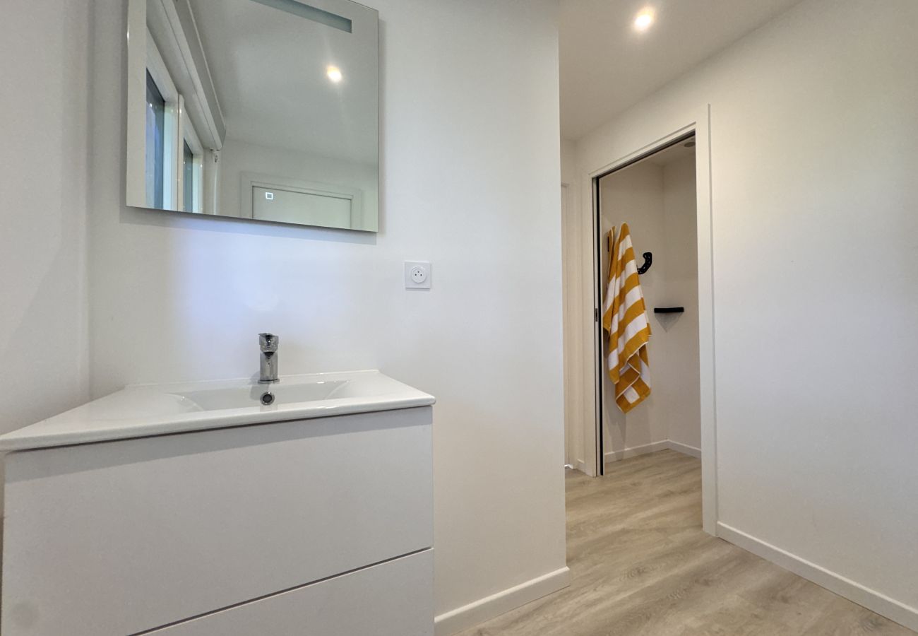 2 showers, toilet and washbasin unit.