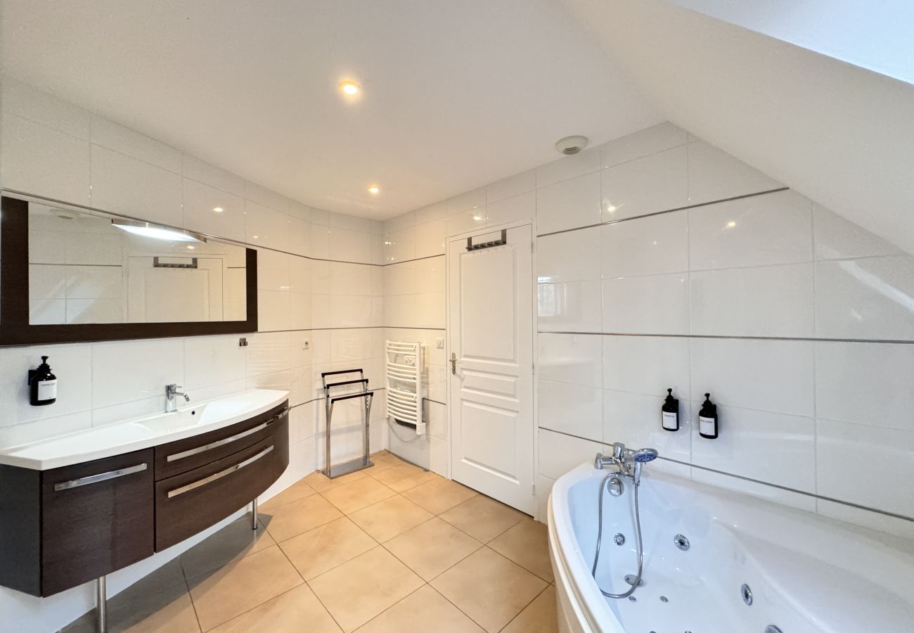 Rent by room in Arnage - Palier Yama - 1er étage - 8 pers - Piscine