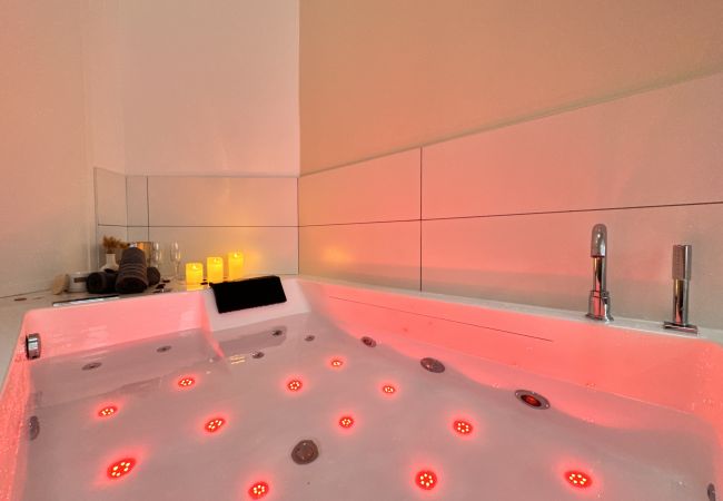 Studio in Le Mans - Mon spa privé - Balnéo & Sauna - Le Mans insolite Studio in Le Mans - Mon spa privé - Balnéo & Sauna - Le Mans insolite
