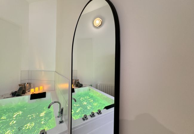 Studio in Le Mans - Mon spa privé - Balnéo & Sauna - Le Mans insolite Studio in Le Mans - Mon spa privé - Balnéo & Sauna - Le Mans insolite