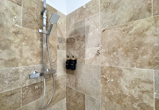 Studio in Le Mans - Mon spa privé - Balnéo & Sauna - Le Mans insolite Studio in Le Mans - Mon spa privé - Balnéo & Sauna - Le Mans insolite