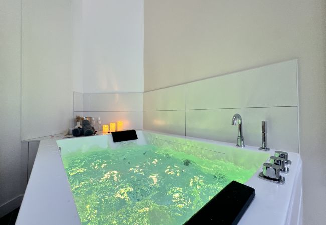 Studio in Le Mans - Mon spa privé - Balnéo & Sauna - Le Mans insolite Studio in Le Mans - Mon spa privé - Balnéo & Sauna - Le Mans insolite