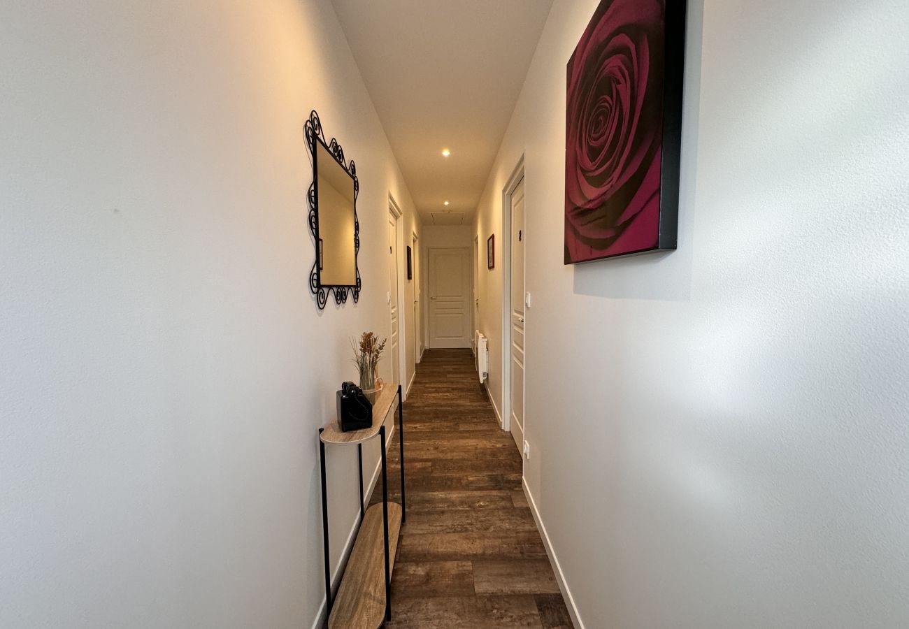 Corridor serving the kitchen. 