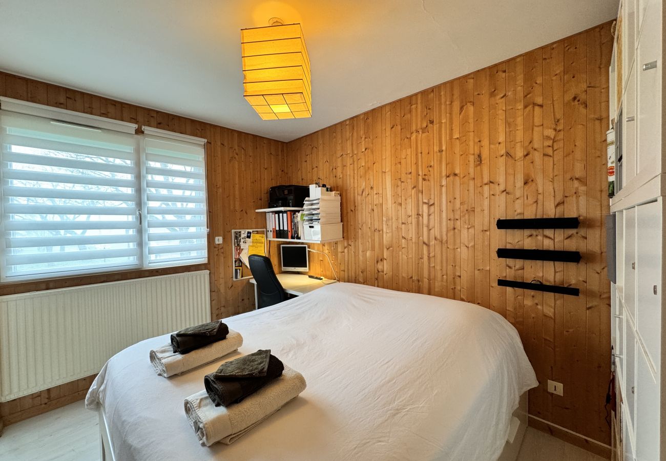 Office space in the bedroom. 