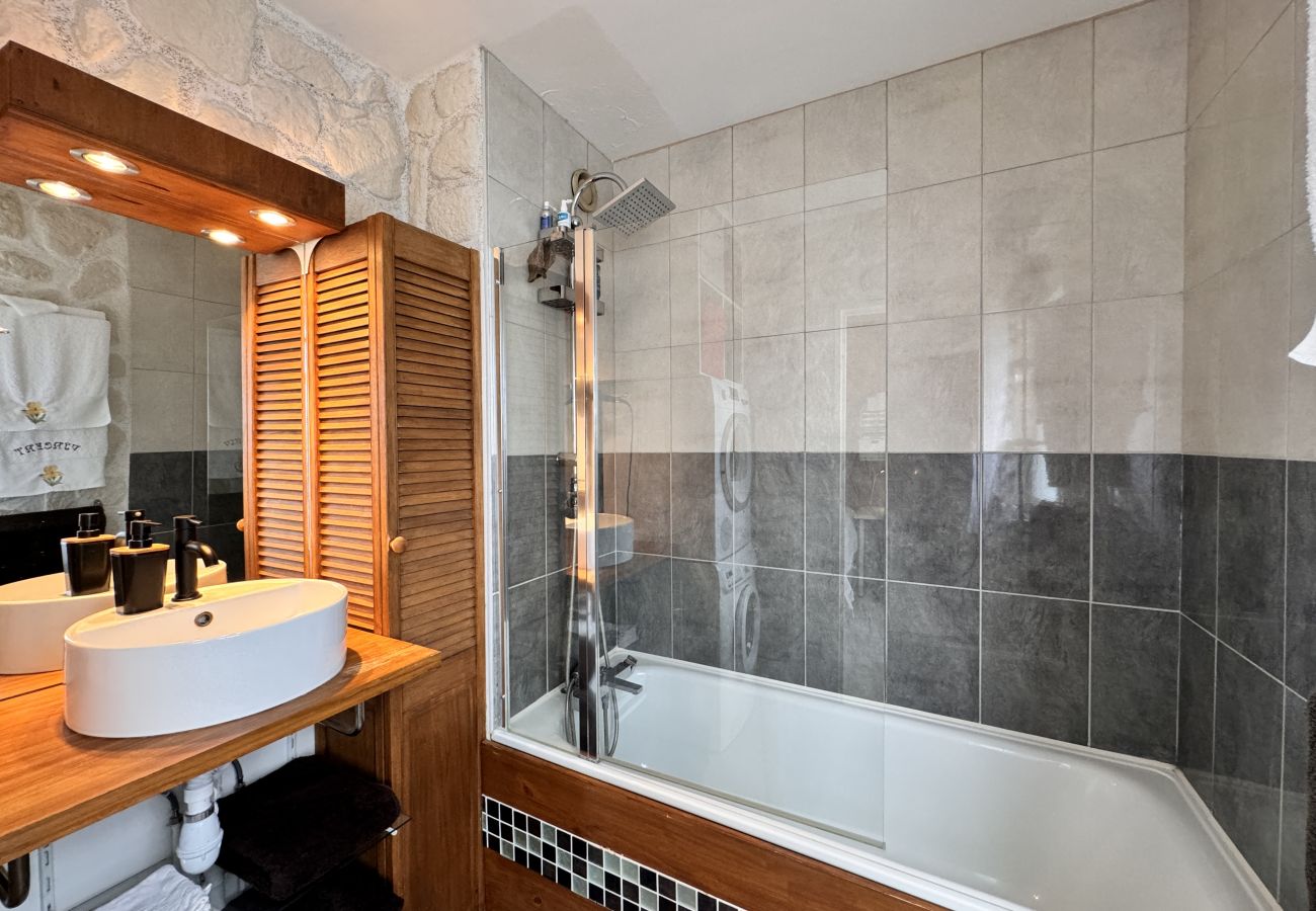 En-suite shower room. 