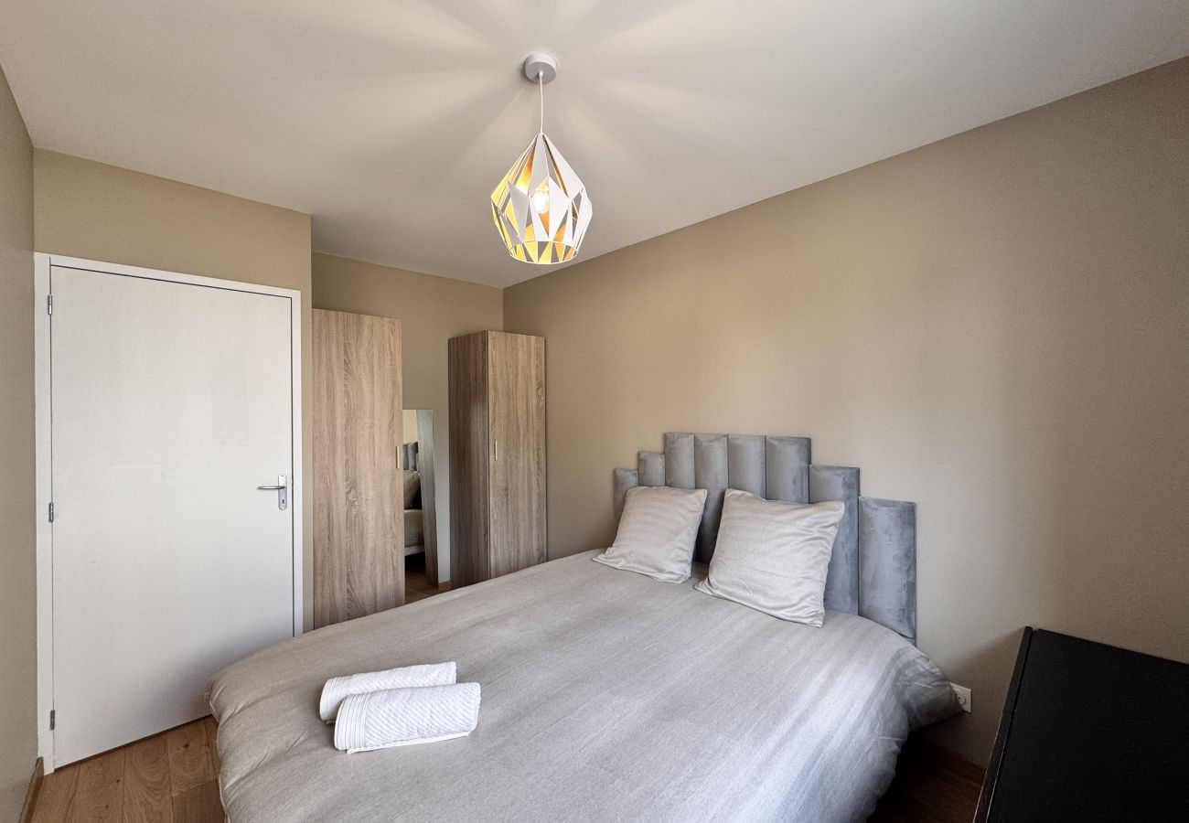 Wardrobe and chest of drawers.