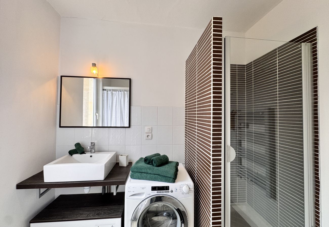 Washing machine and clothes horse available.