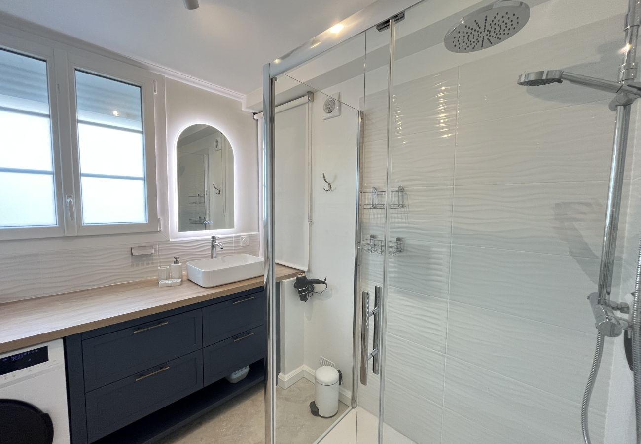 Shower room. 