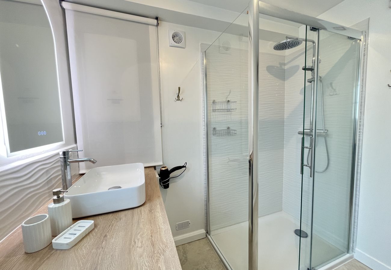 Shower room opposite bedroom