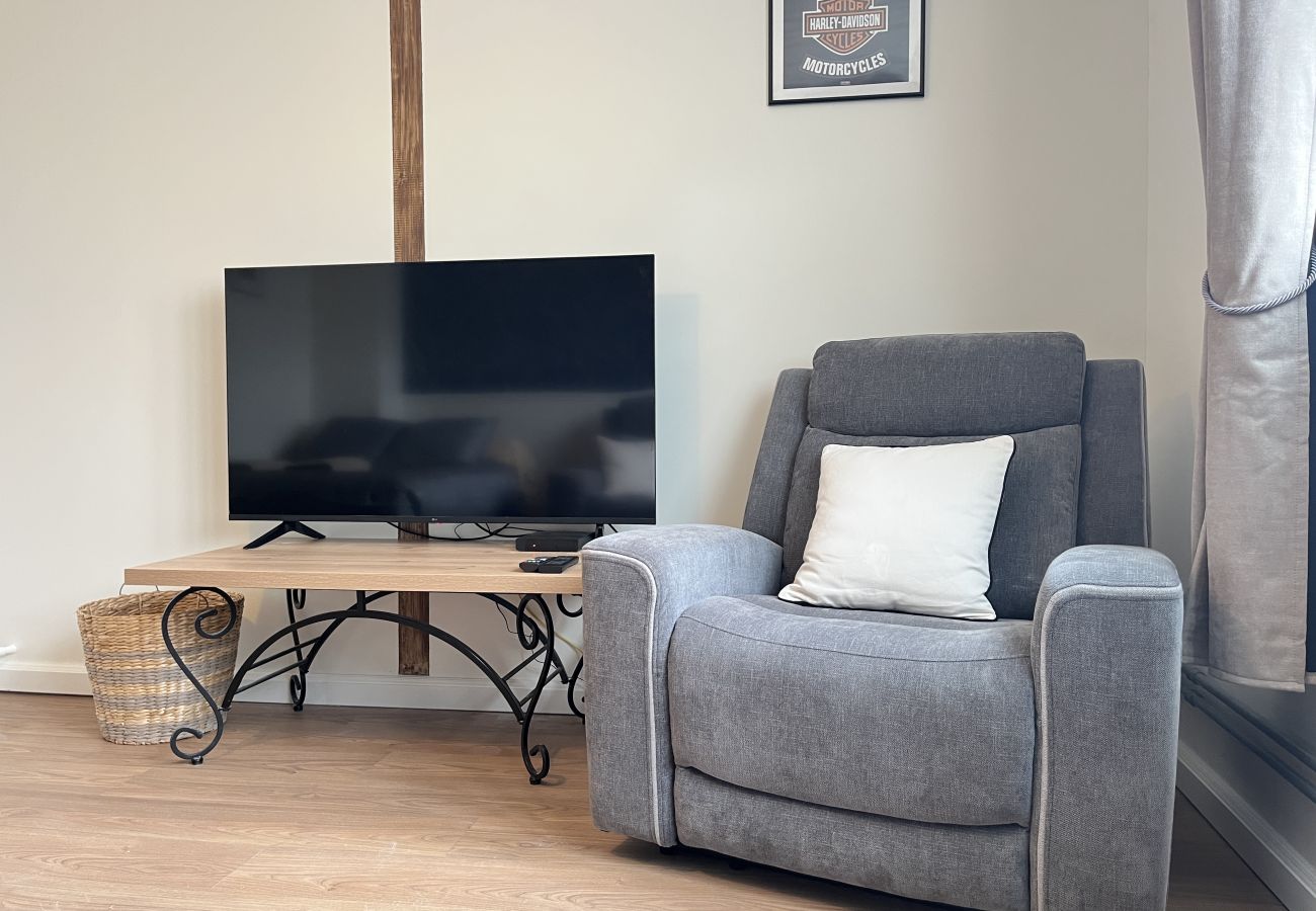 Lounge with TV. 
