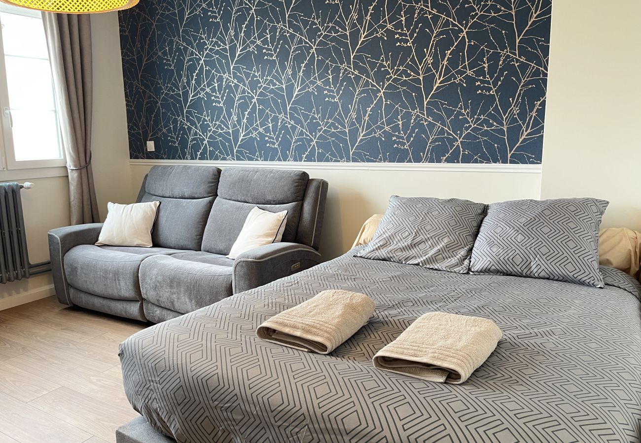  Living room with comfortable sofa and additional double bed