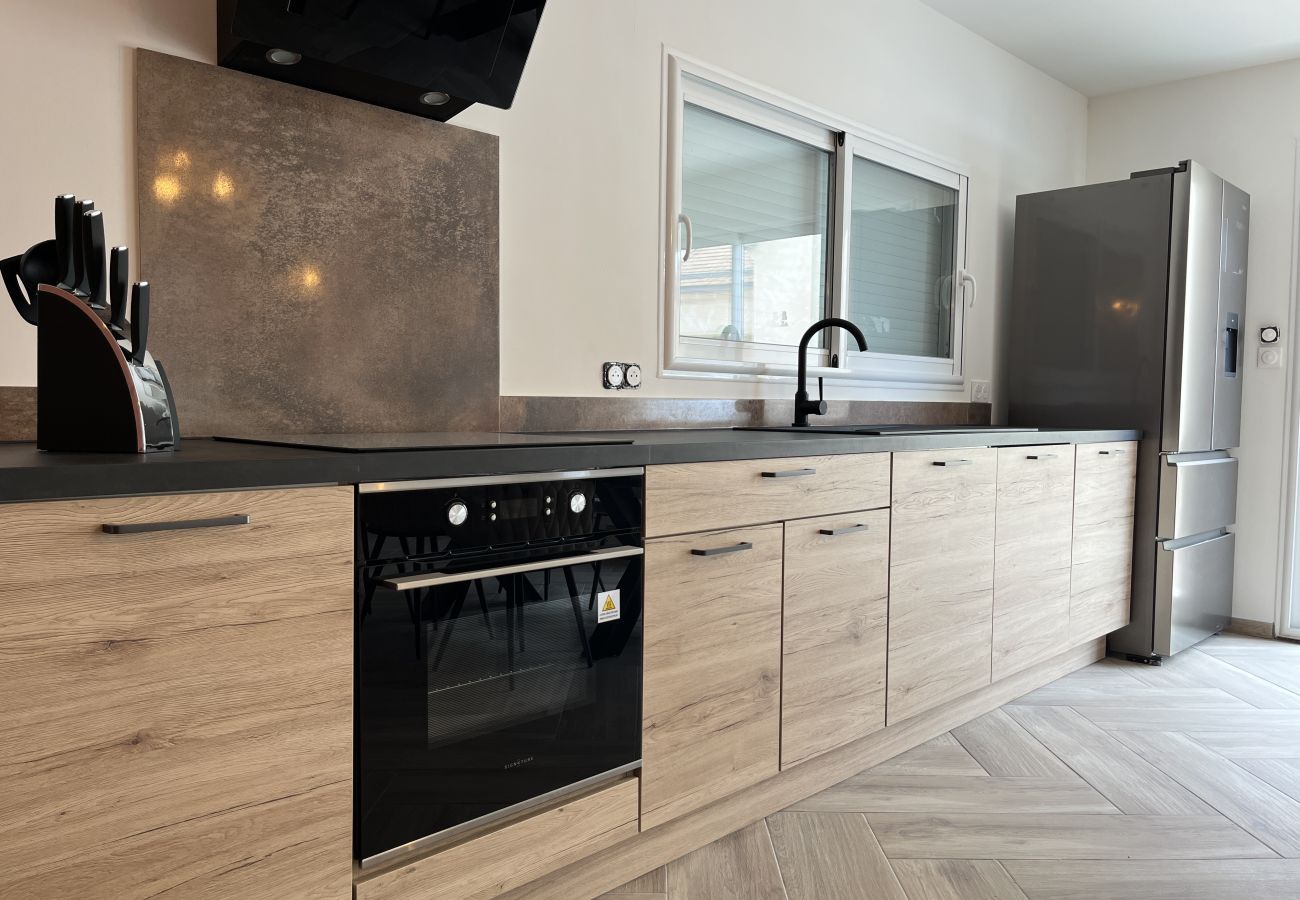 Fully equipped kitchen.