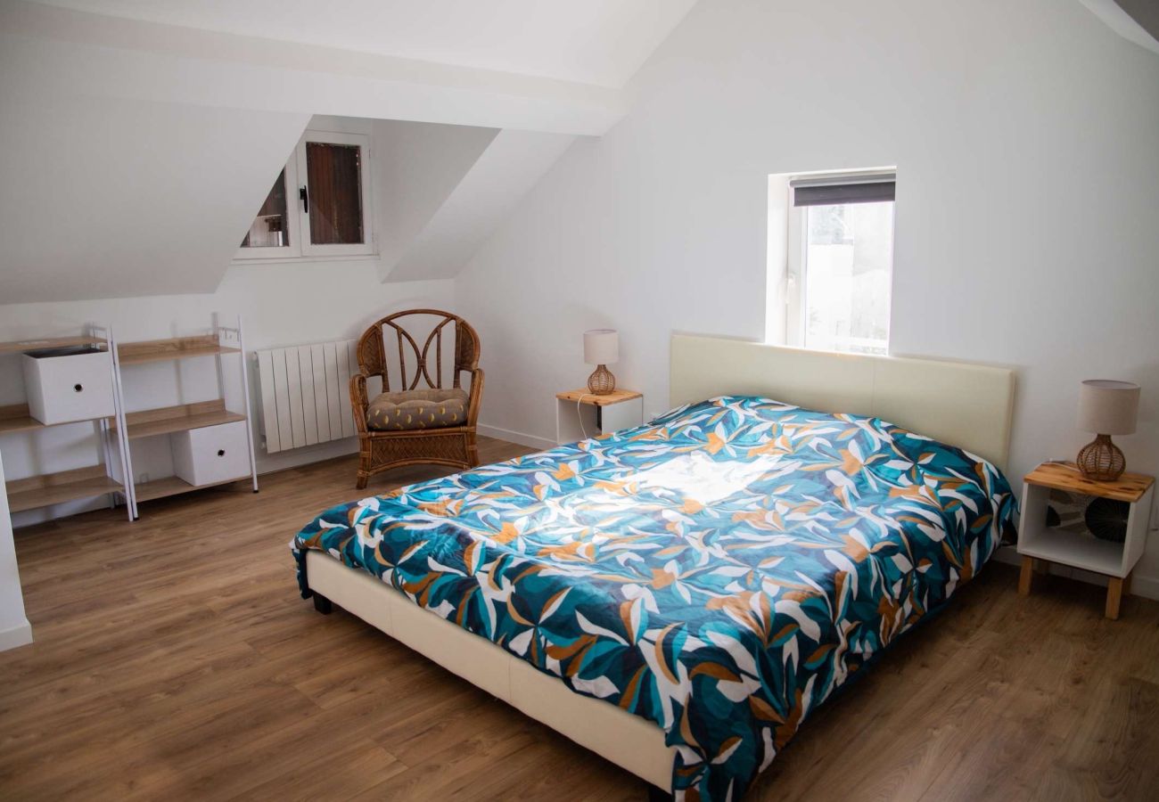 Room with queen-size bed