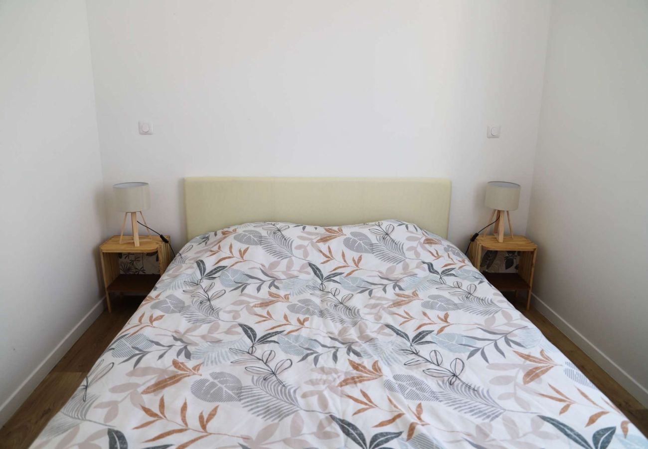 Room with queen-size bed