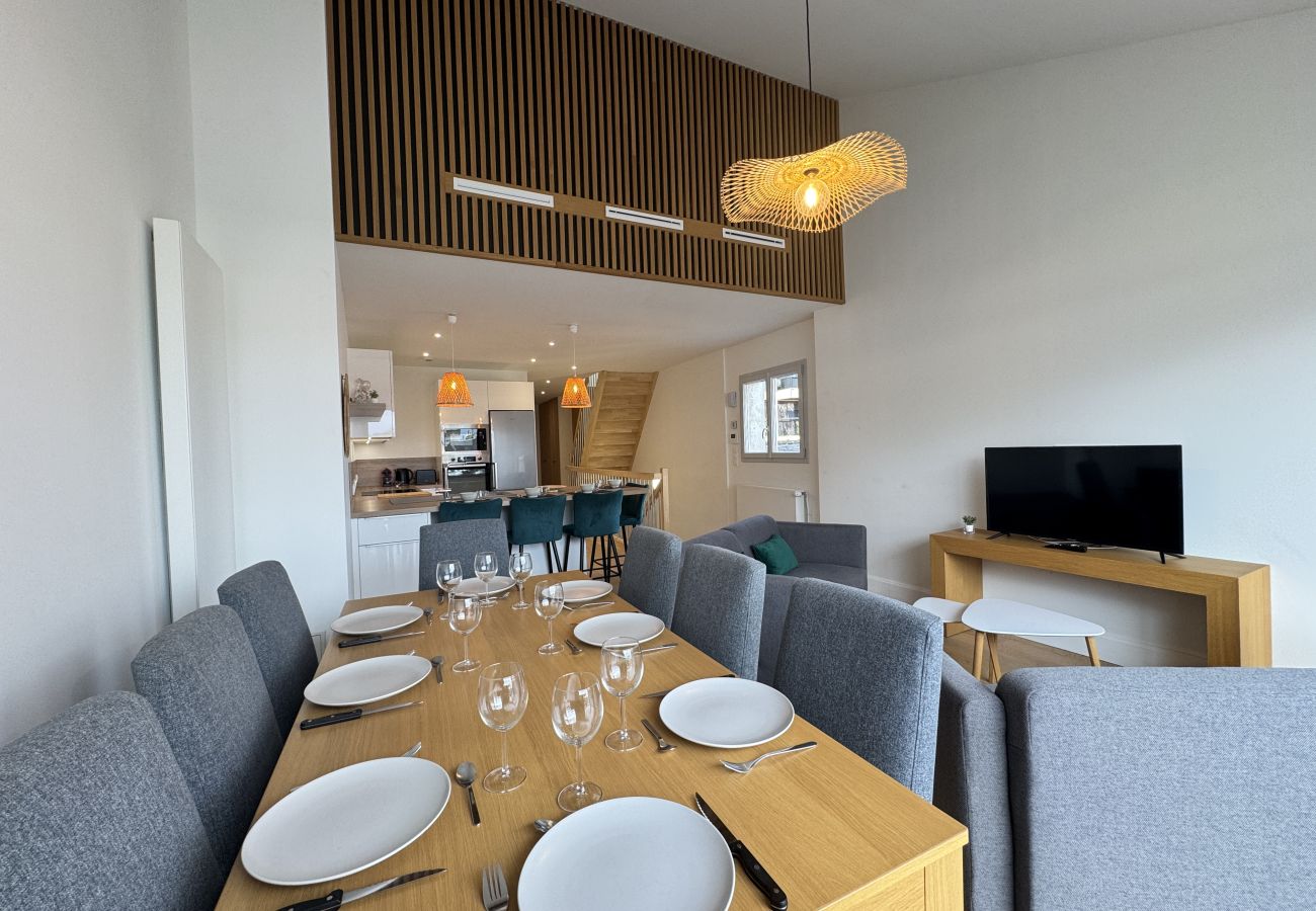 Dining room for 8 people. 