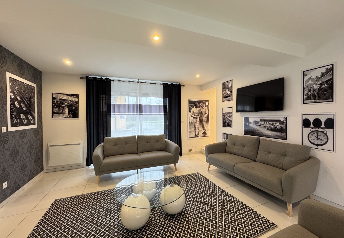 Lounge with television and Wi-Fi. 