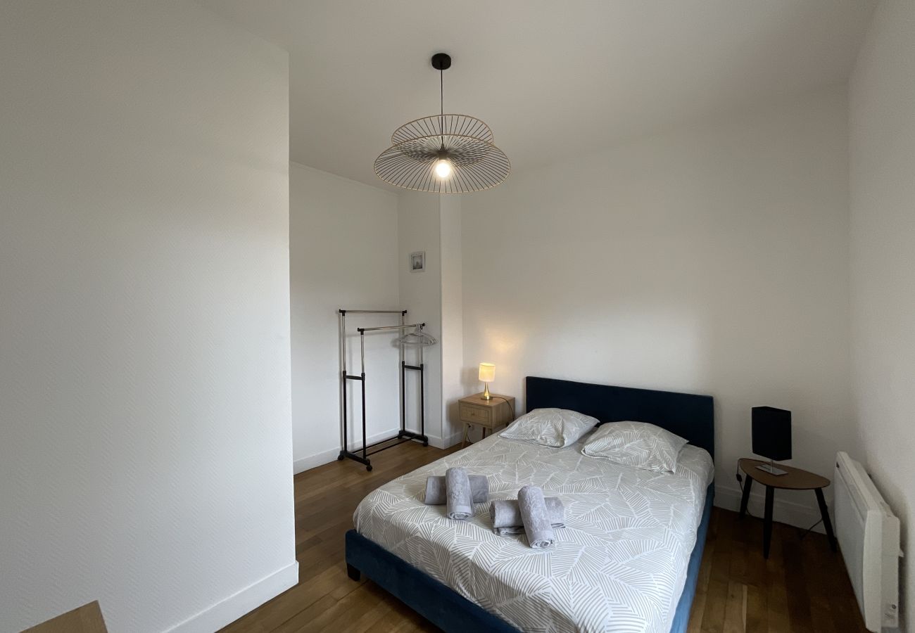 Dormitorio, cama doble, armario. 