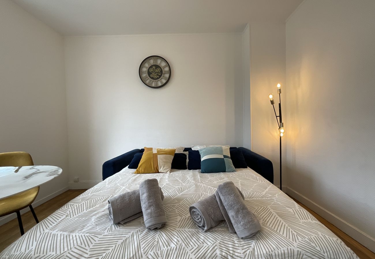 Salón, sofá cama, ropa de cama